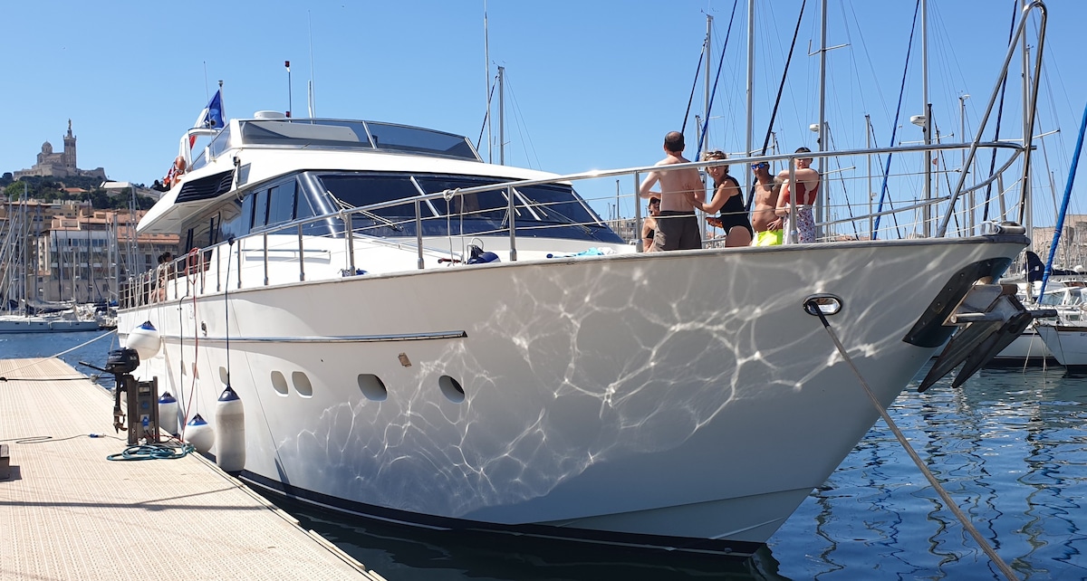 Yacht Marseille Jacuzzi nuitée ou croisière