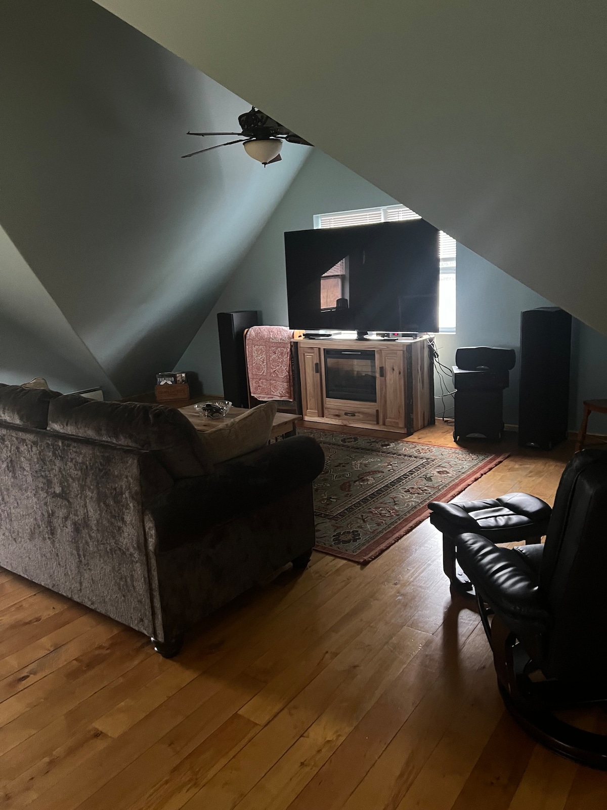 Upstairs garage studio apartment-queen sofa bed