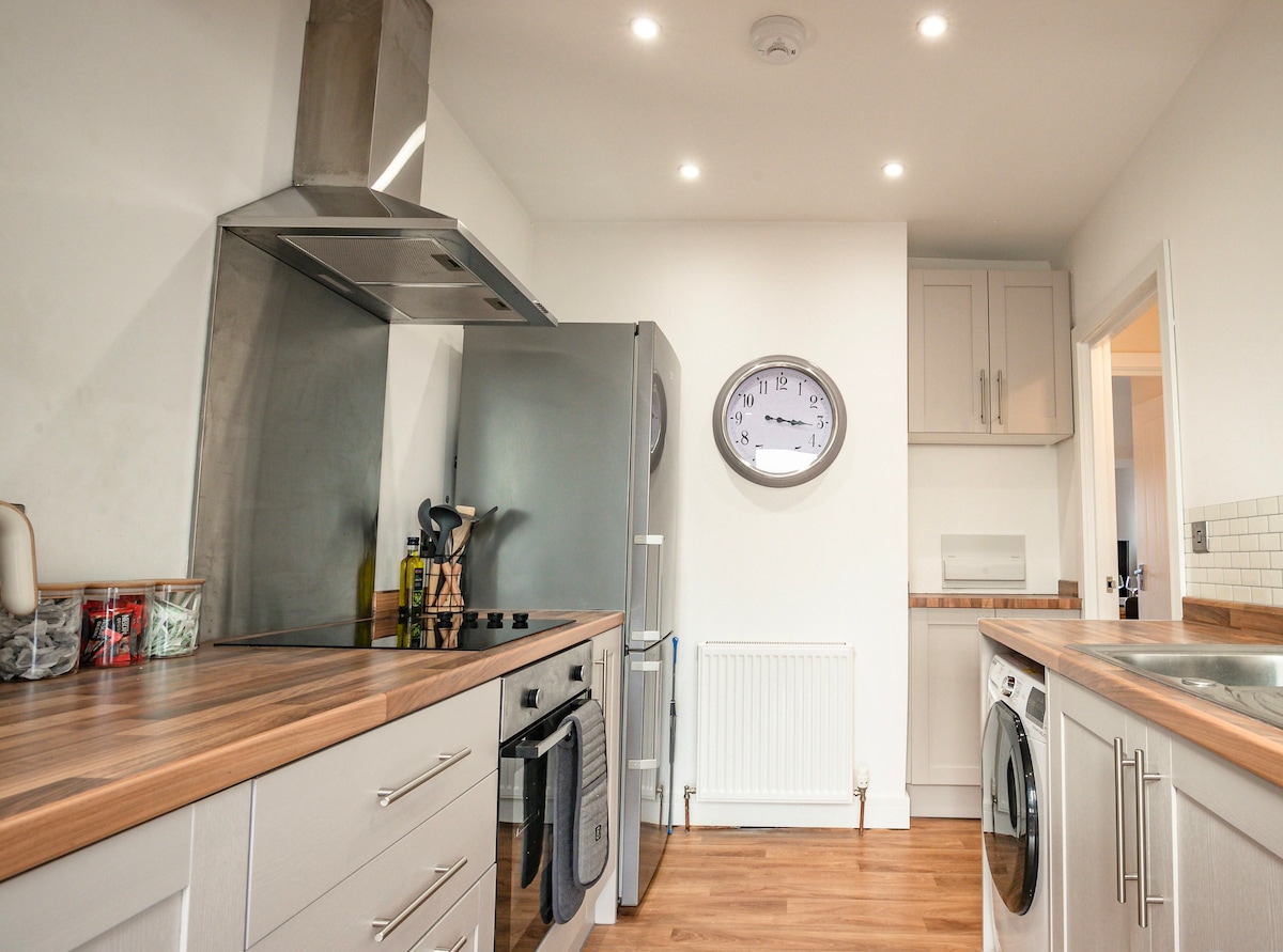 Newly refurbished flat in city centre