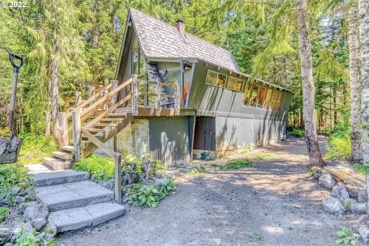 A-Frame w Hot Tub, Sleeps 13, Fiber Internent