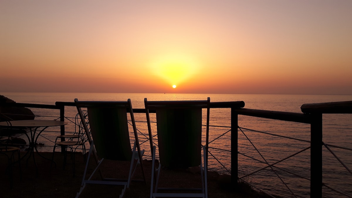 Villa sul mare, terrazza privata sugli scogli