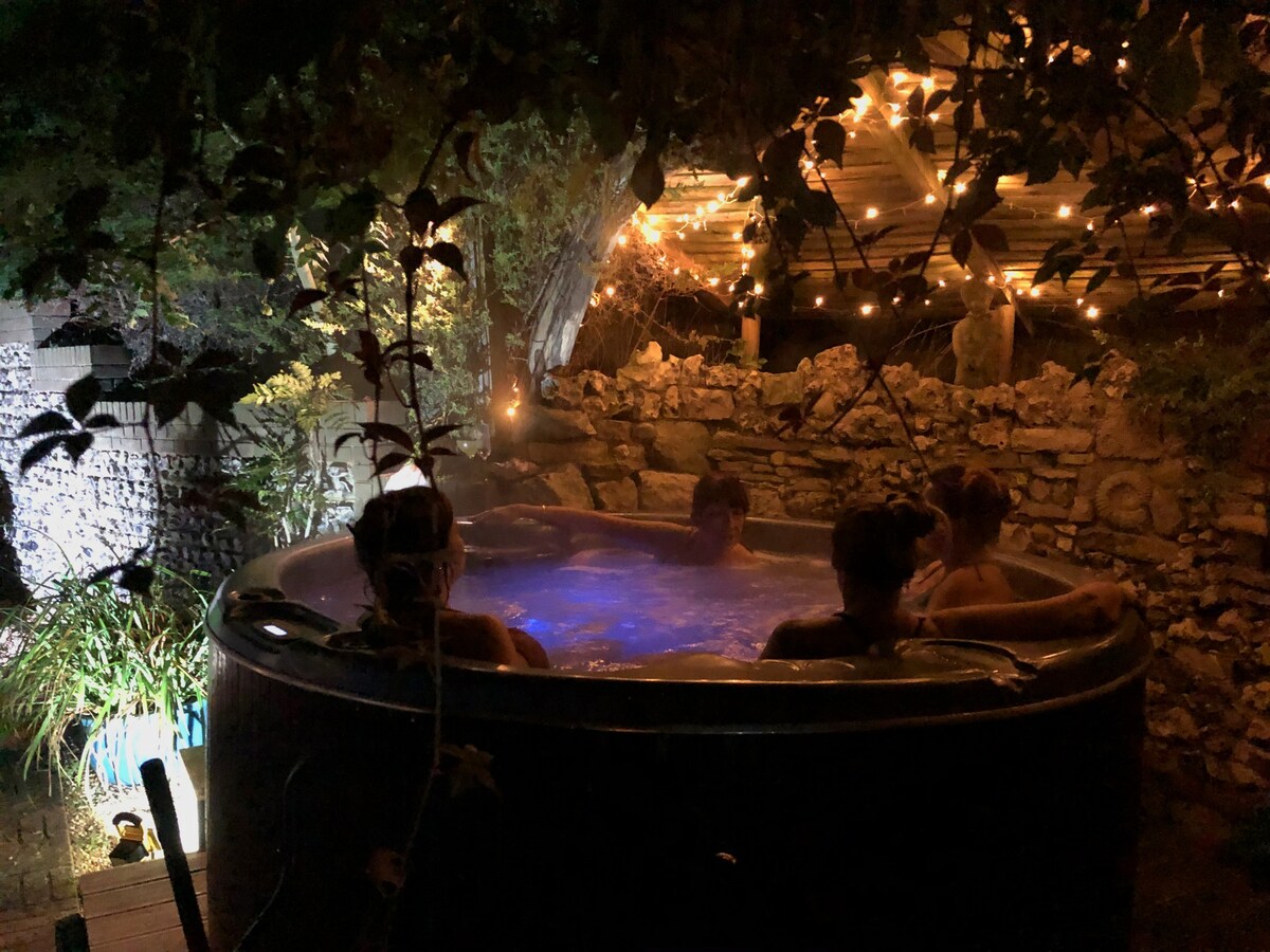 Country retreat: sleeps 15, pool, hot tub, sauna