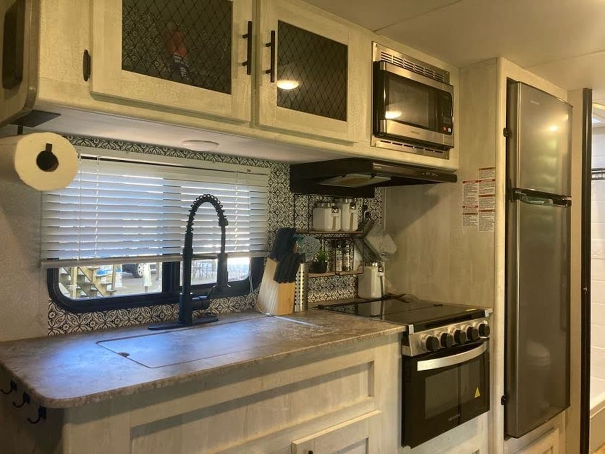 Country Living RV near Purina Farms & Six Flags!