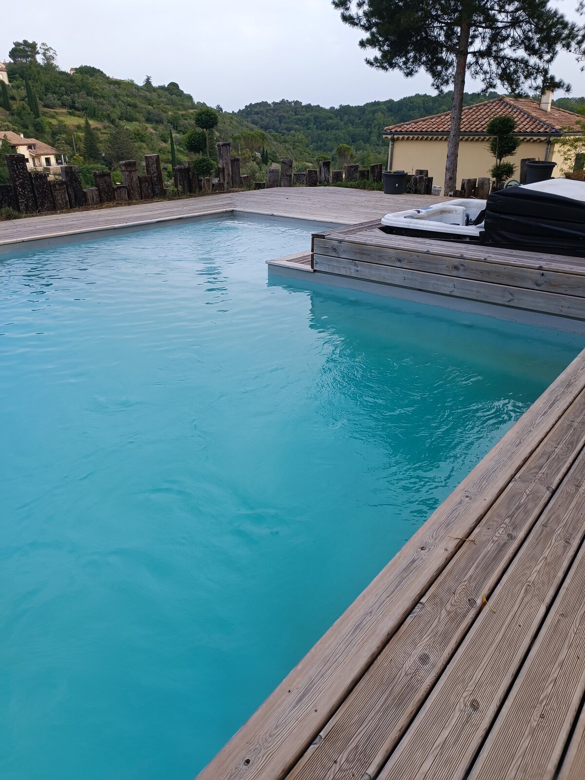 Maison avec grande piscine + spa