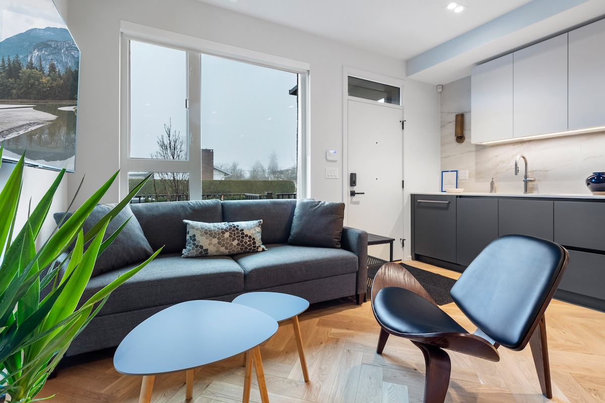 Modern and Chic 1 bedroom Oakridge Townhome