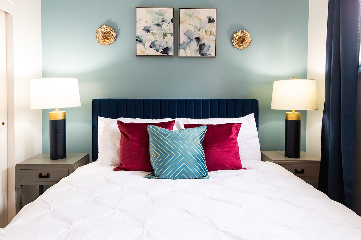 Chic Room w Queen Bed in Mid-Century Home