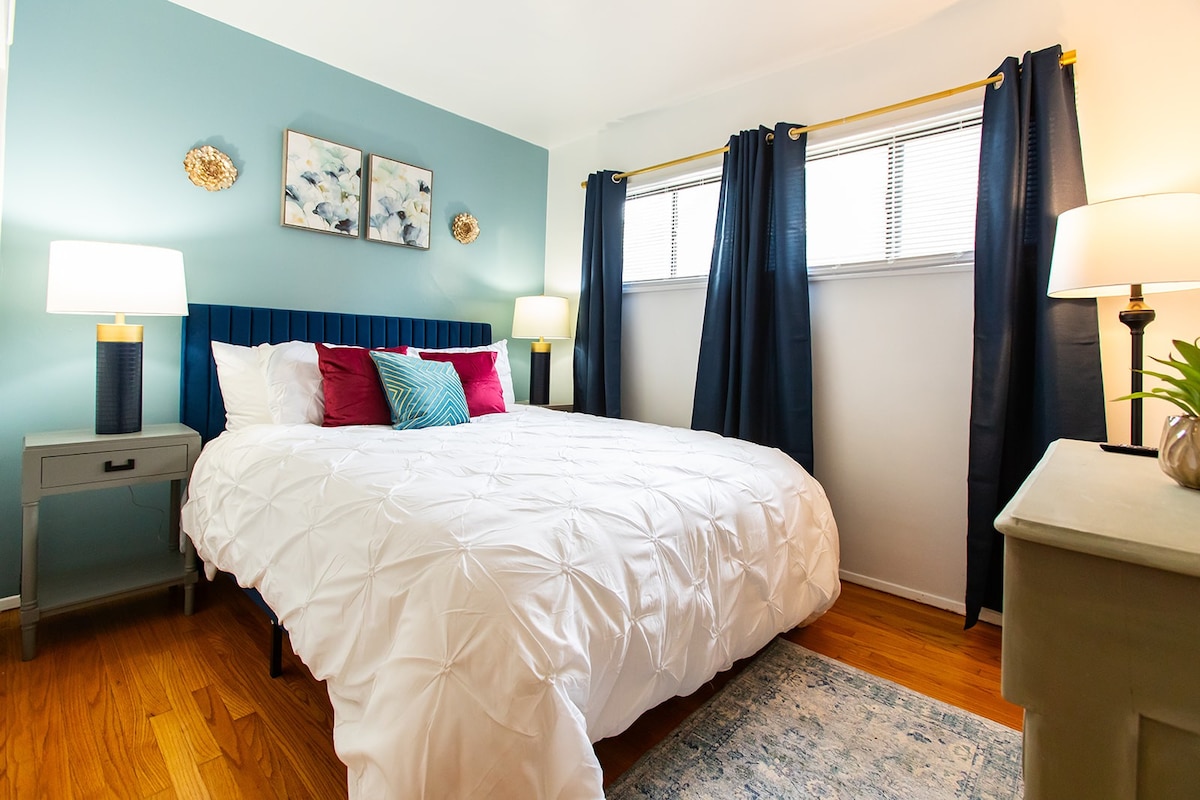 Chic Room w Queen Bed in Mid-Century Home