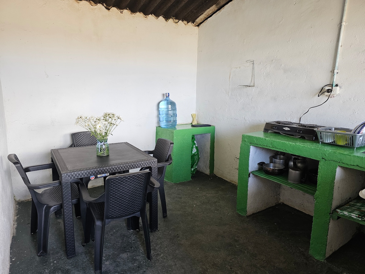 Cama en habitación compartida en casa rural