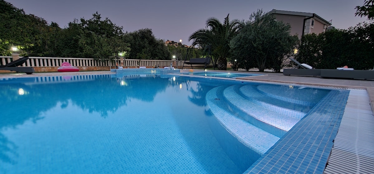Holiday property with large 95 m2 pool