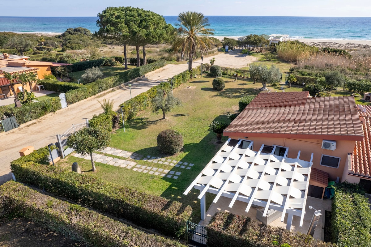 Beautiful villa 30 mt from the beach with parking