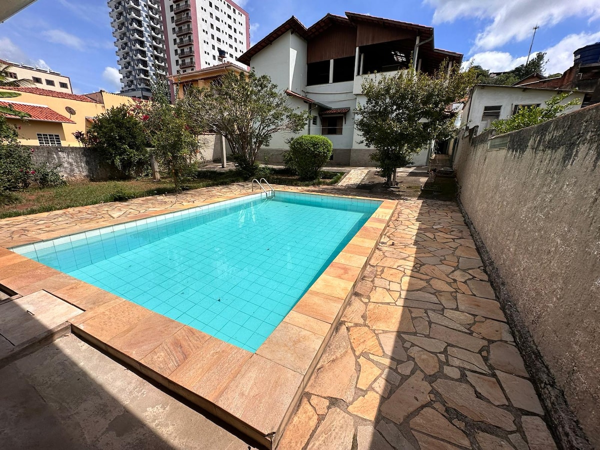 Casa com piscina no centro!