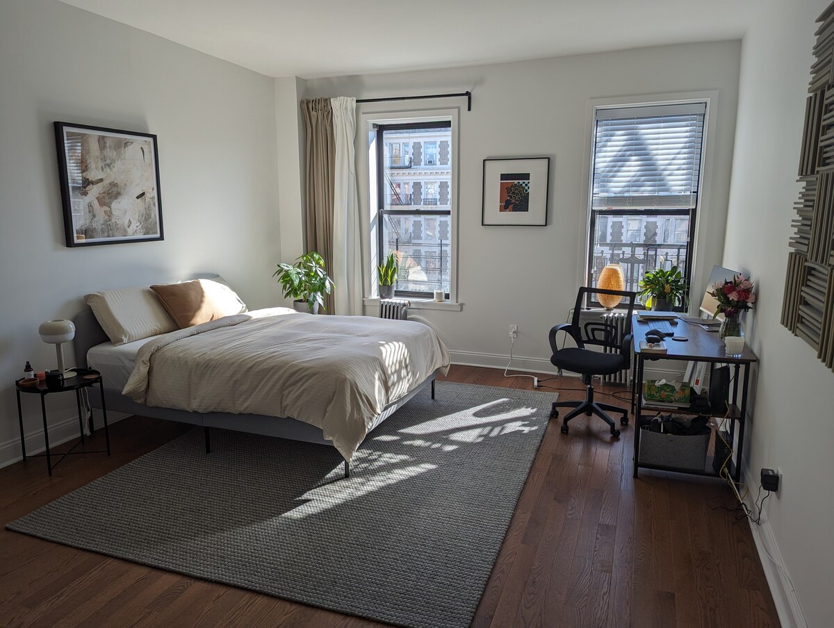 Large Sunny Room in Manhattan