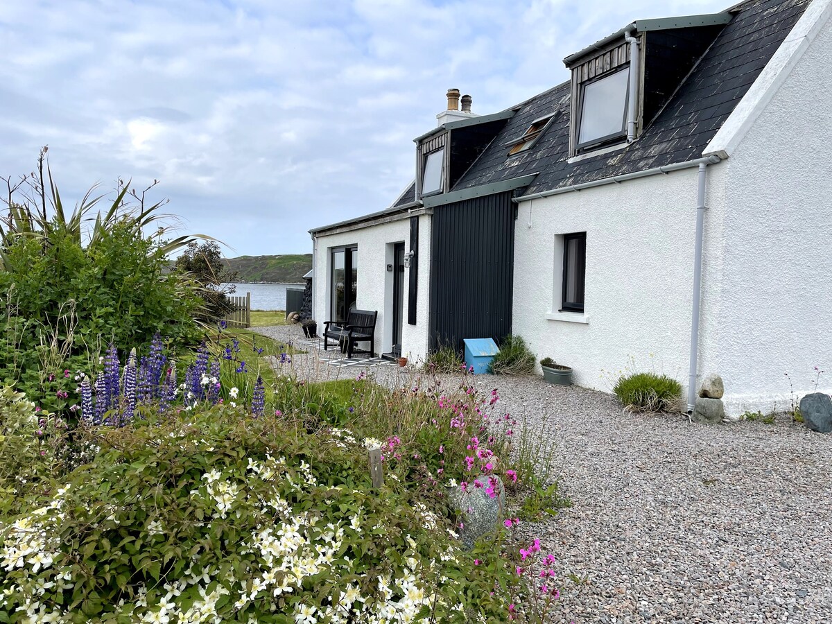 Lochside. Amazing Views, Direct Loch Access.