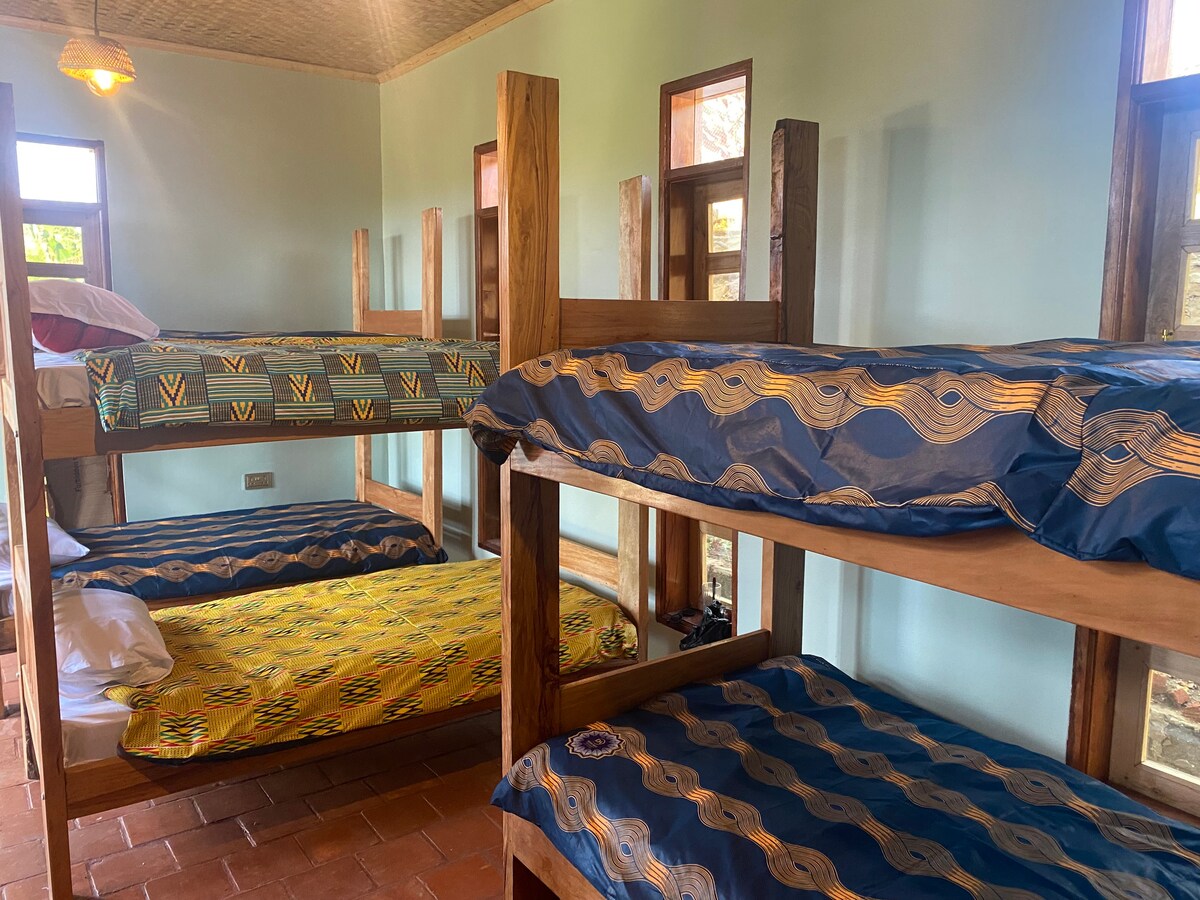 Apuuli Safaris Hostel 5 bunk beds -10 pax Max