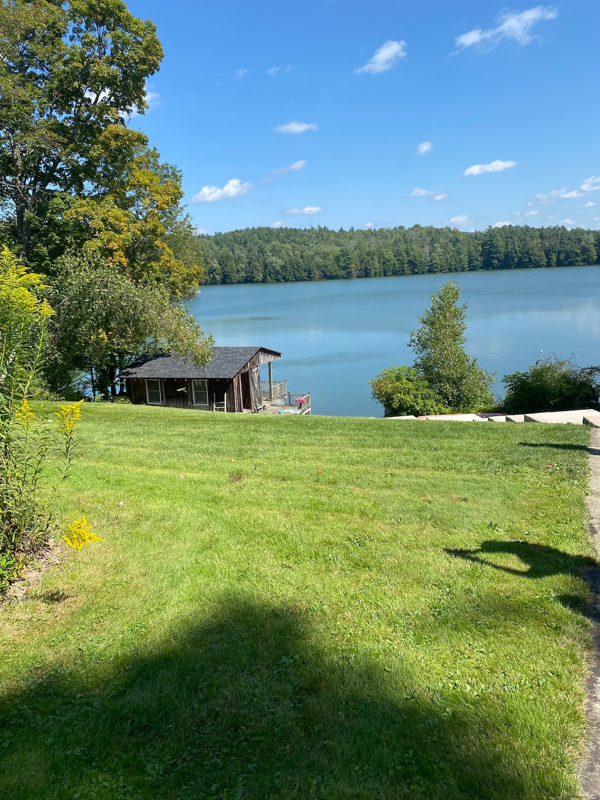 Charming lakeside retreat