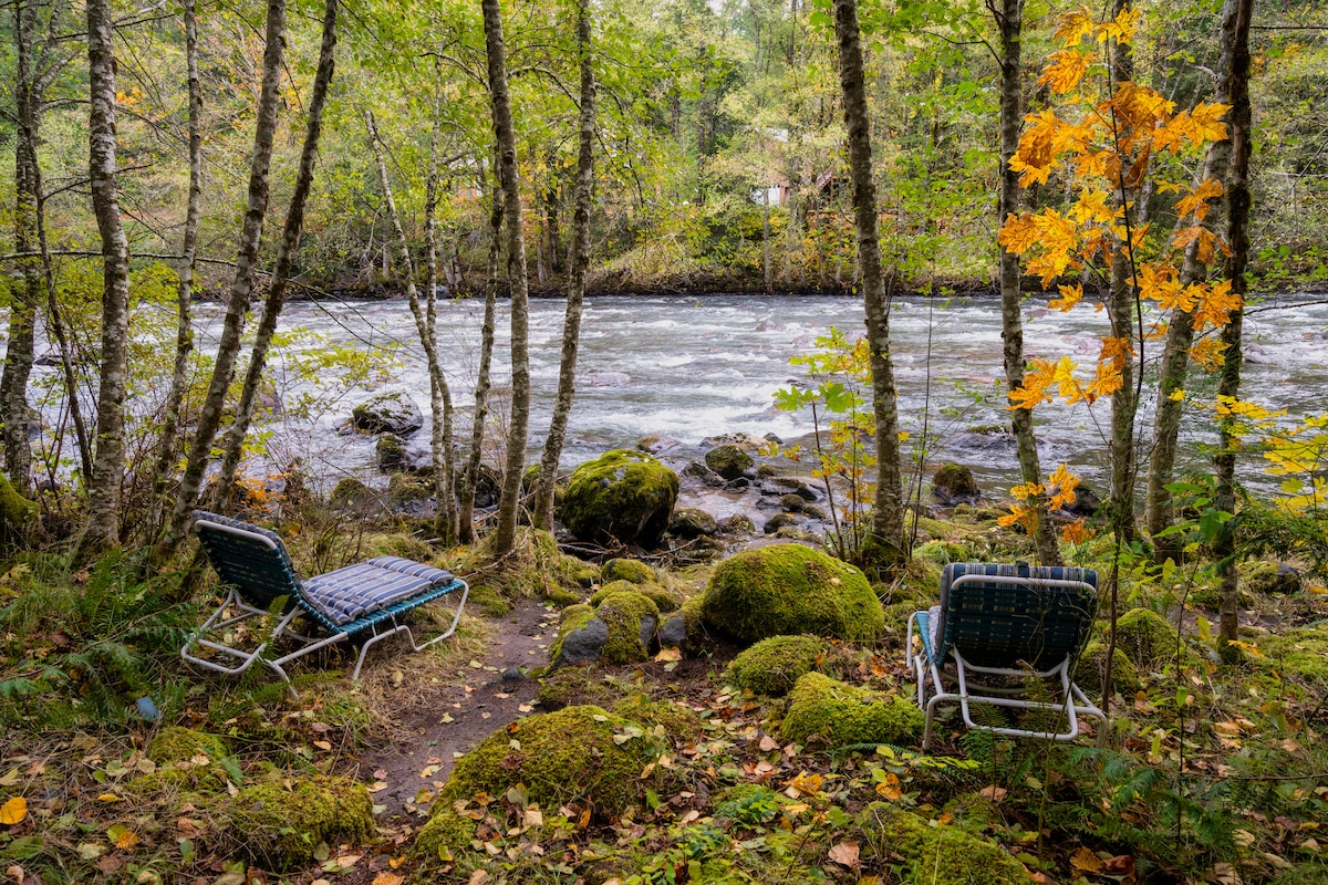 Sandy Riverfront Mt Hood Cabin! 9 Queen Beds!