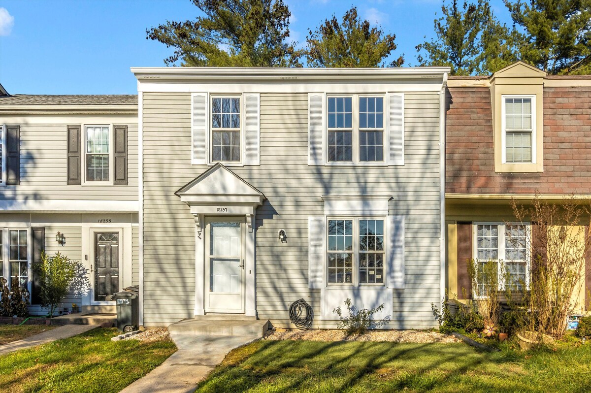 Charming Townhouse in Germantown, MD - Sleeps 10