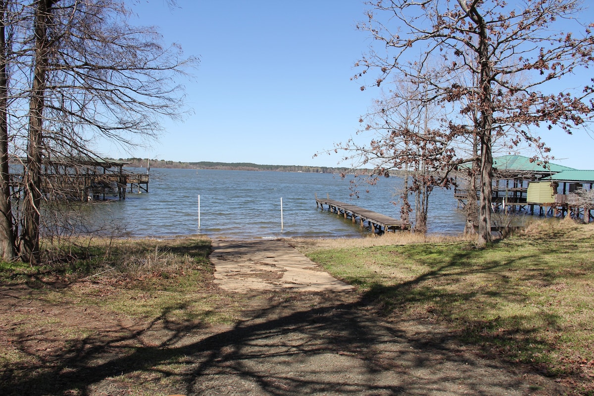 Fisherman's Paradise with private boat ramp