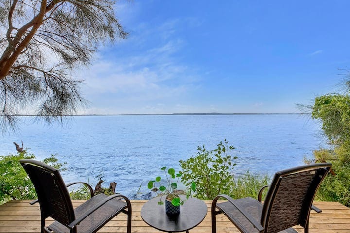 Amazing Waterfront House with Direct Lake Access !