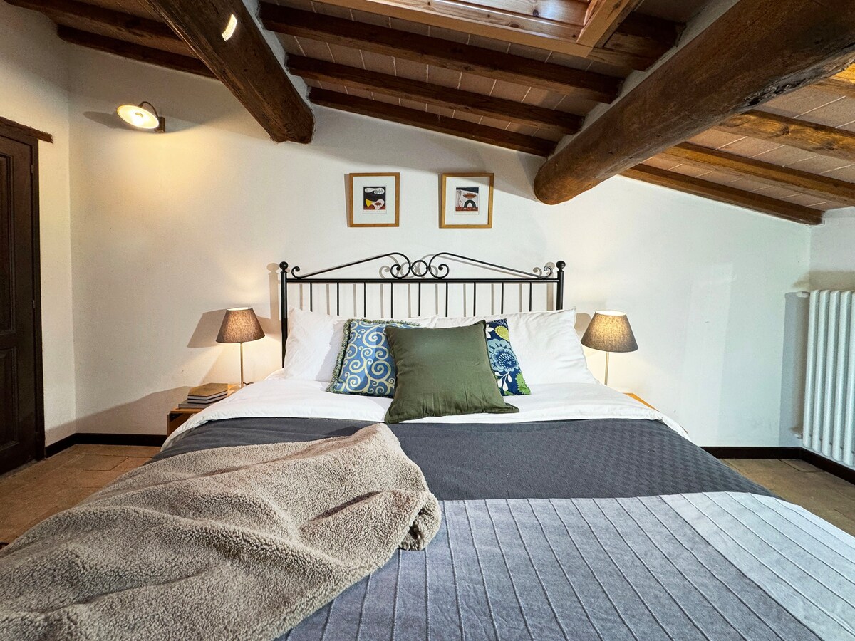 Tuscan Mountain-View Haven: Queen Room Il Vigno208