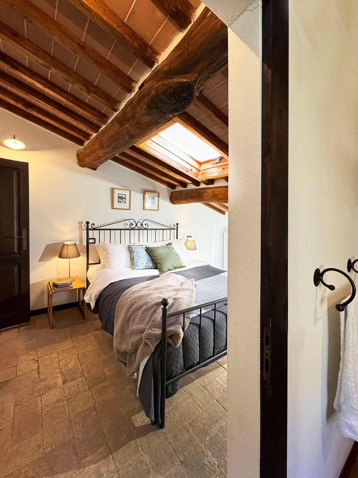 Tuscan Mountain-View Haven: Queen Room Il Vigno208