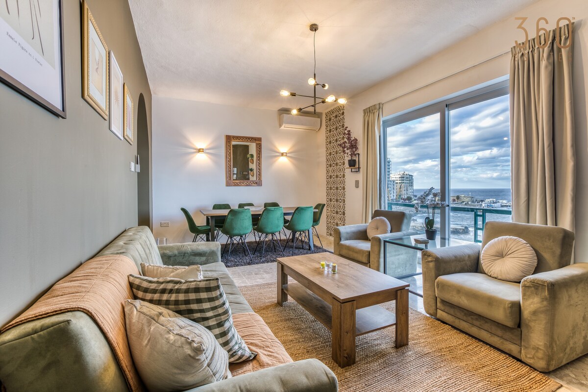 Spacious seafront home with terrace, BBQ & Views !