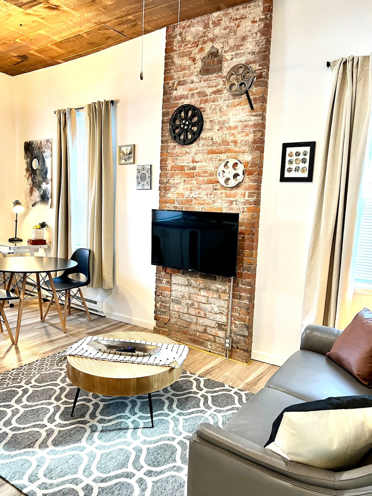 Chic & Cozy Downtown Apartment
