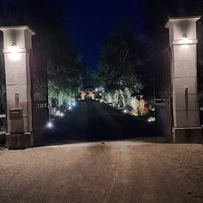 Le Clos de la Bodice, piscine et jacuzzi.