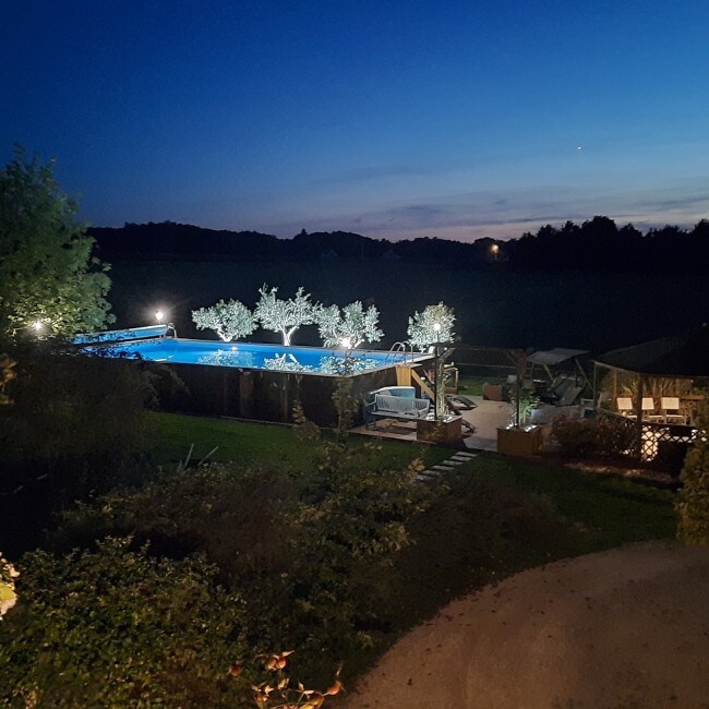 Le Clos de la Bodice, piscine et jacuzzi.