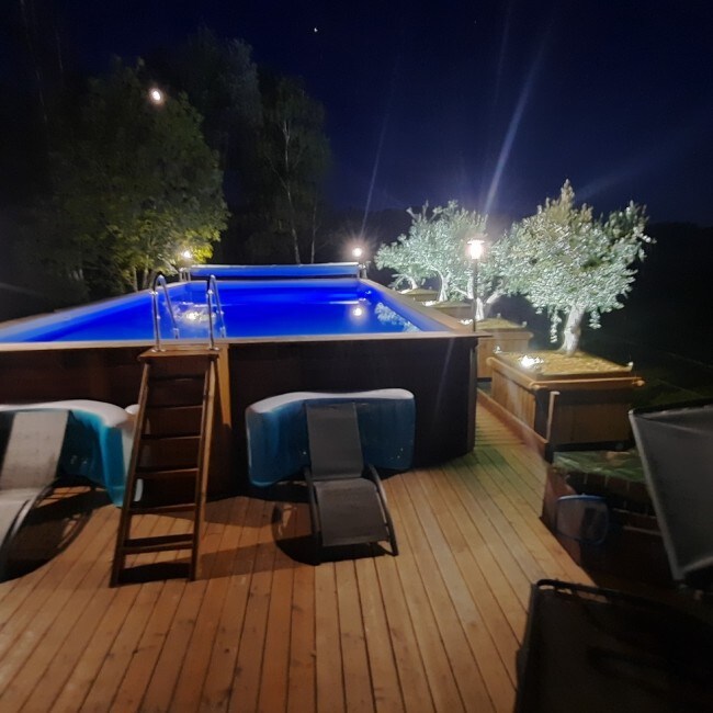 Le Clos de la Bodice, piscine et jacuzzi.