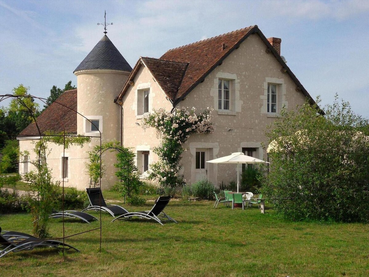 Le Clos de la Bodice, piscine et jacuzzi.