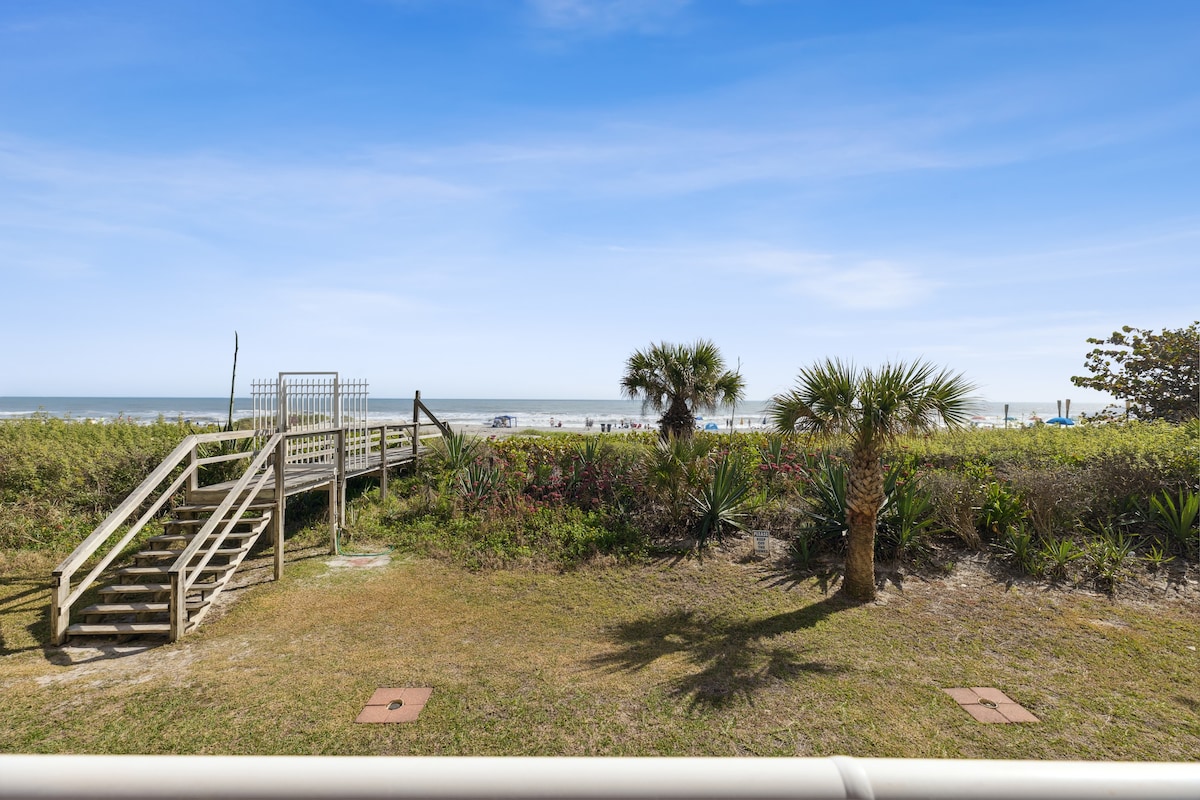 2BD/2BA Cocoa Bch Oceanfront/POOL & ALL Downtown!