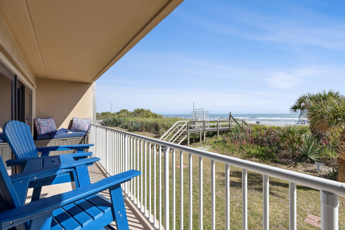 2BD/2BA Cocoa Bch Oceanfront/POOL & ALL Downtown!