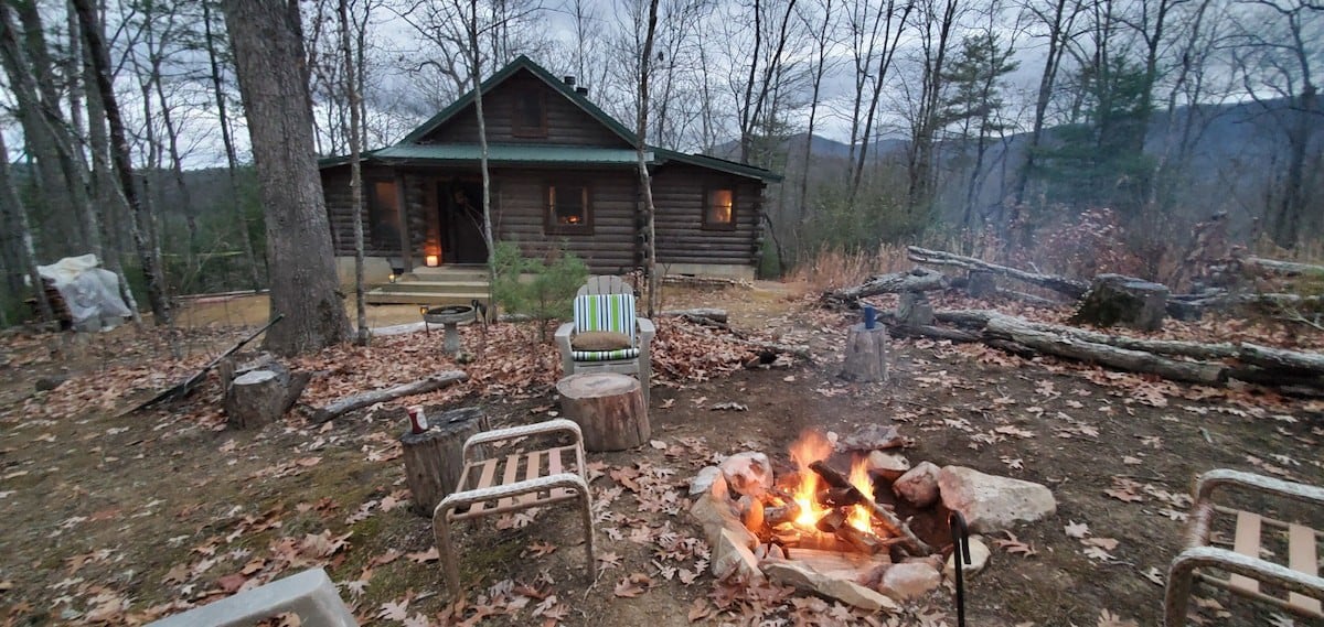 Off-Grid Cabin w Mtn. Lake Views