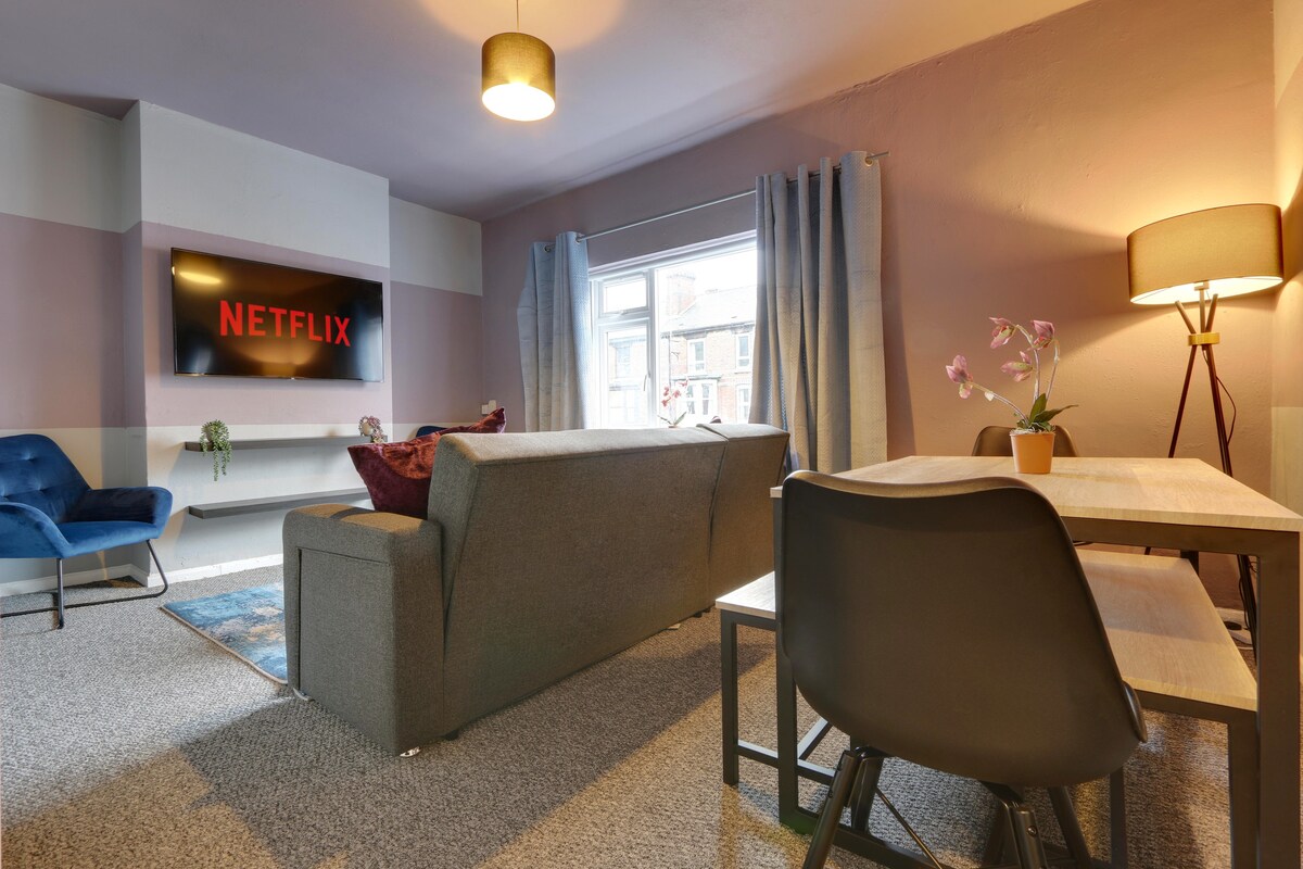 Stylish 3 Bed | Sleeps 8 | FREE Parking | Netflix