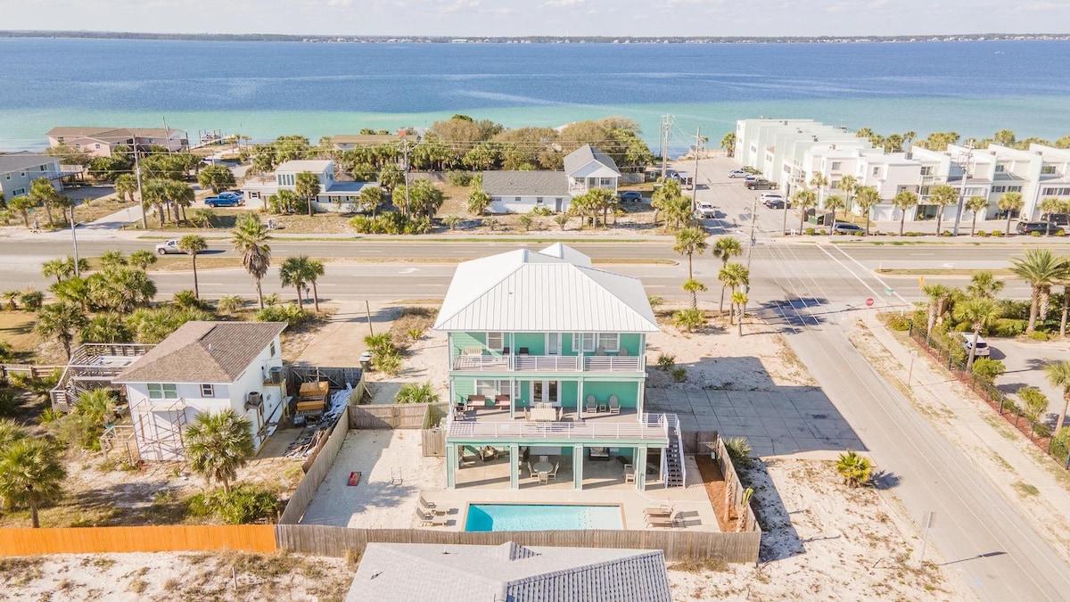 Beachy Keen - Open Concept Home with Pool