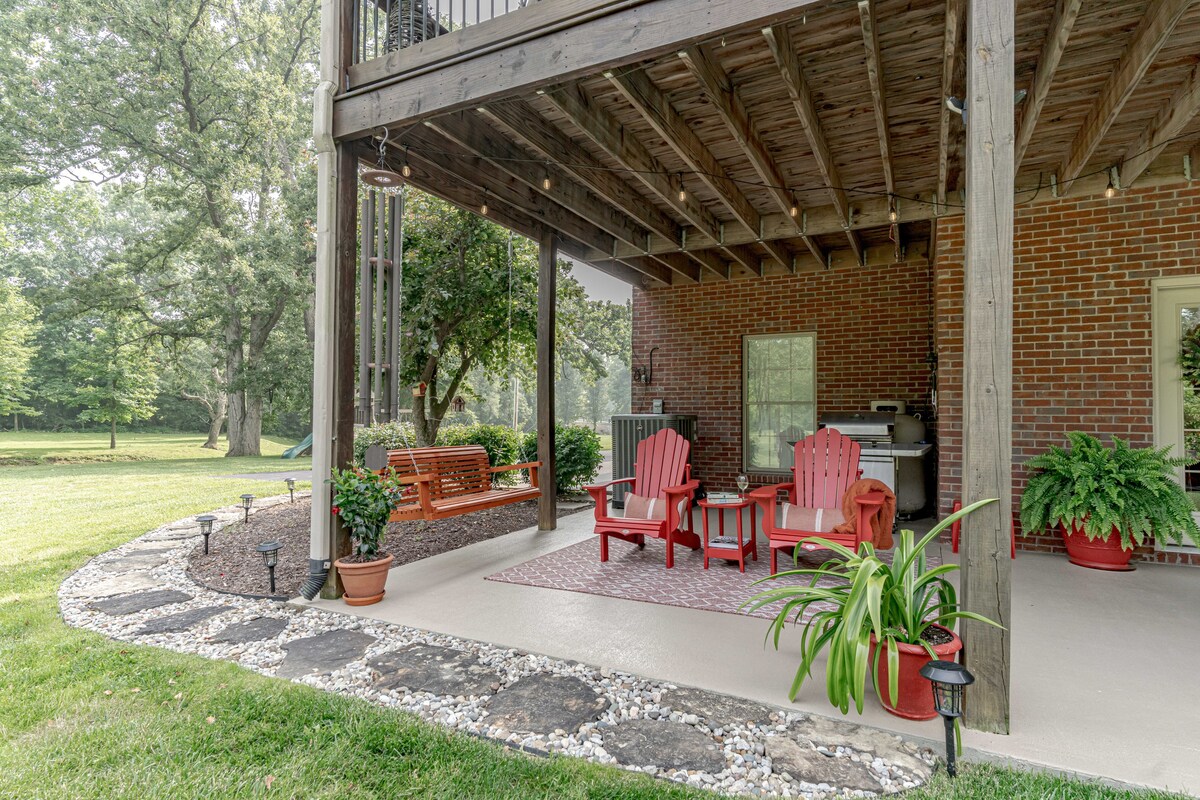 Spacious suite, country views, pool table, firepit