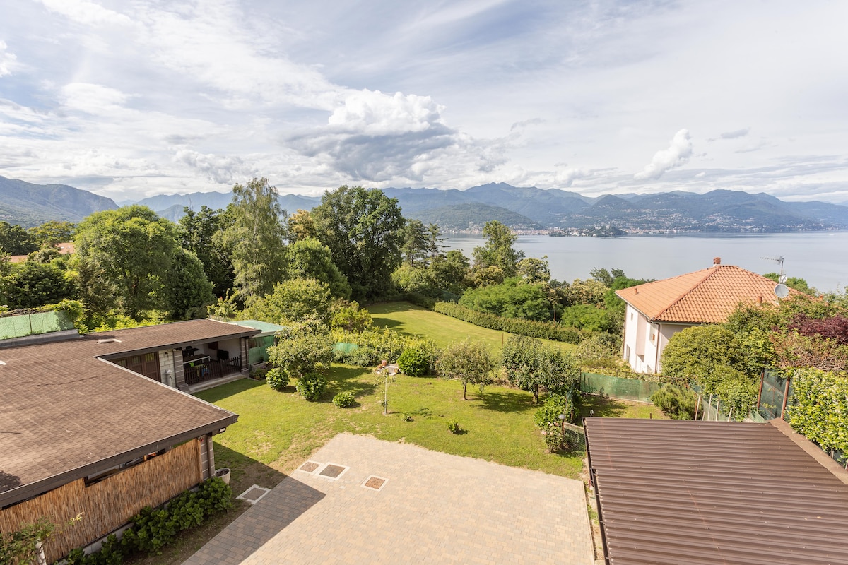 Casa Lilla | Lakeview Flats & Garden Above Stresa