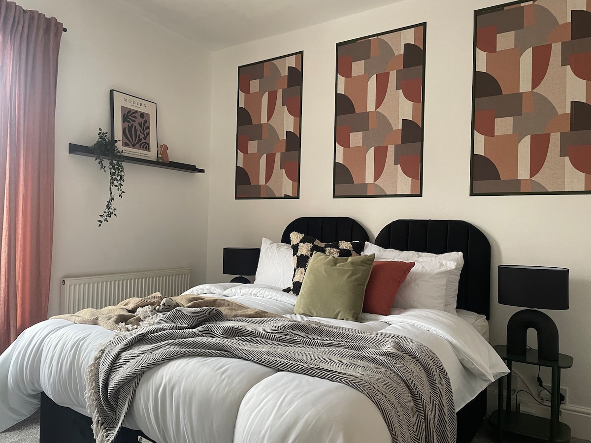 Coventry Lovely House, Sleeps 4, by Empower Homes
