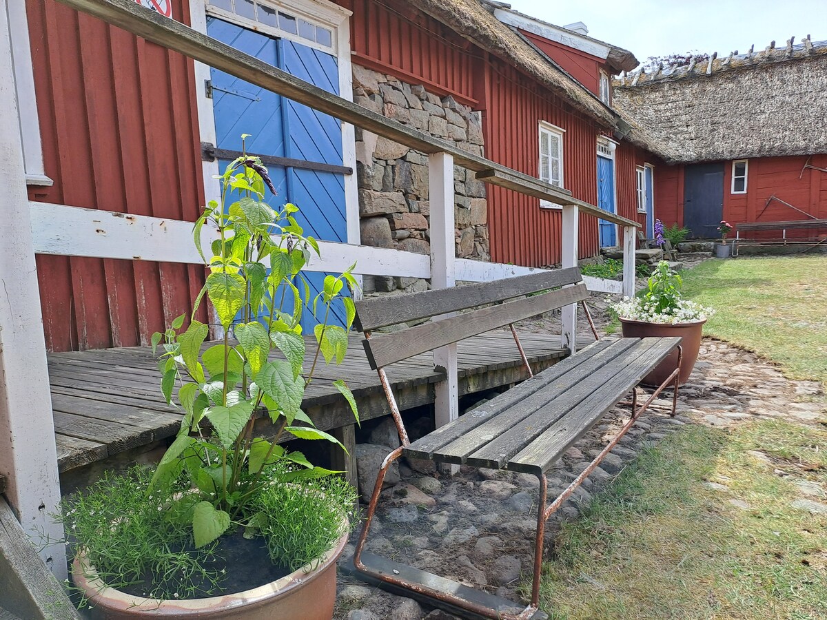 Apelviksgården -Kringbyggd hallandslänga i Varberg