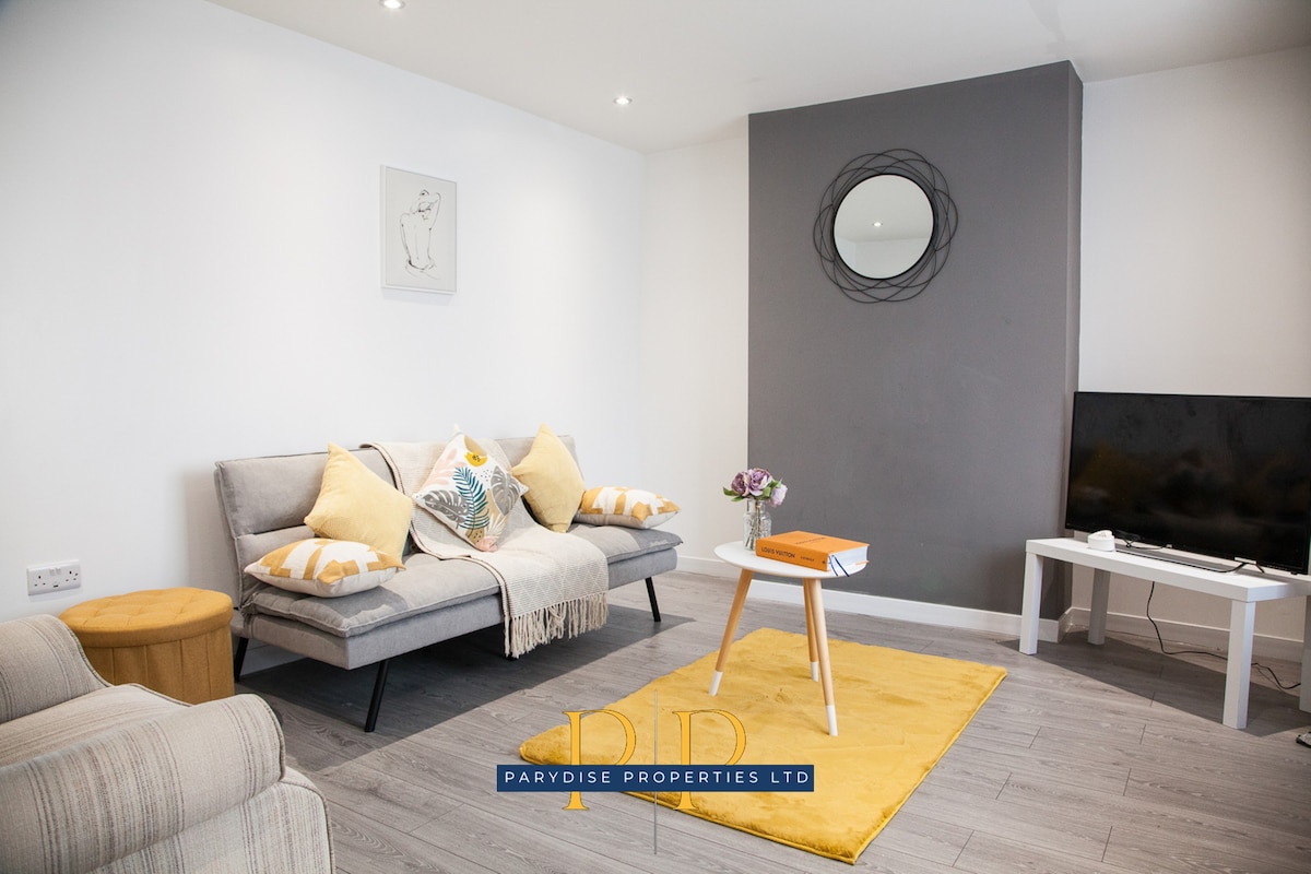 The Stoke Serenity| Modern 3 bed House - Sleeps 7