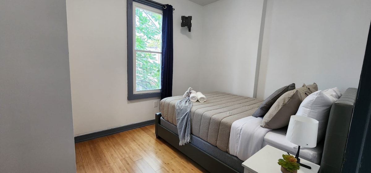 #04 Bright Room With Queen Bed+ TV in Angora