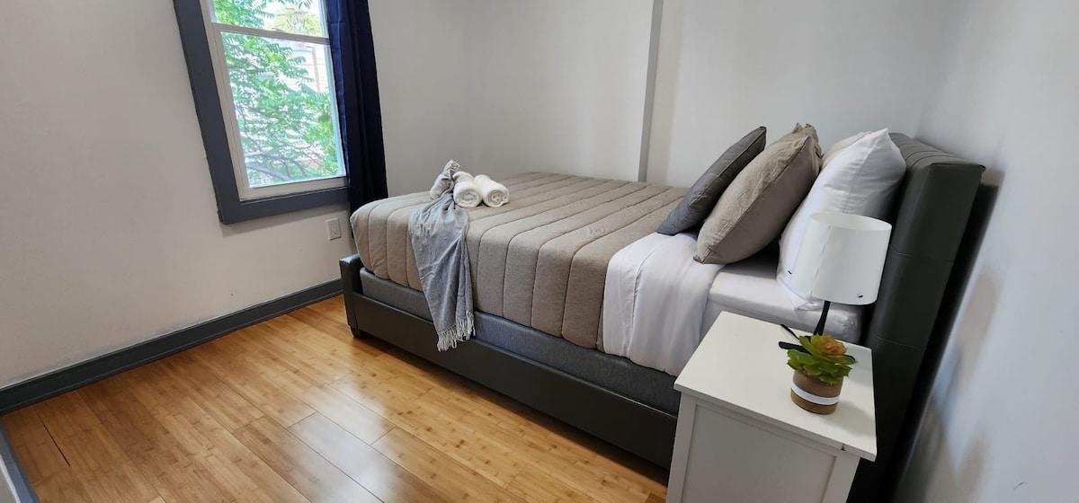 #04 Bright Room With Queen Bed+ TV in Angora