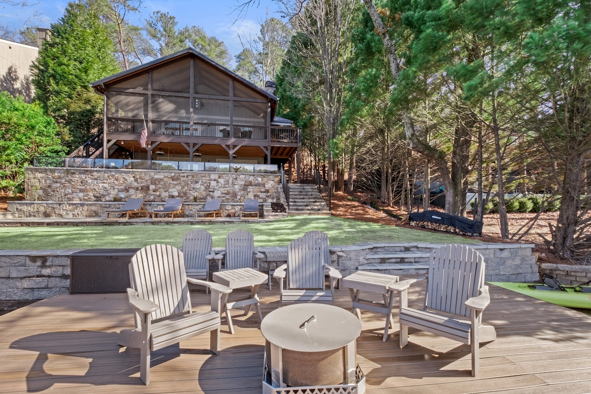 Luxury Lakefront Retreat w/ Hot Tub!