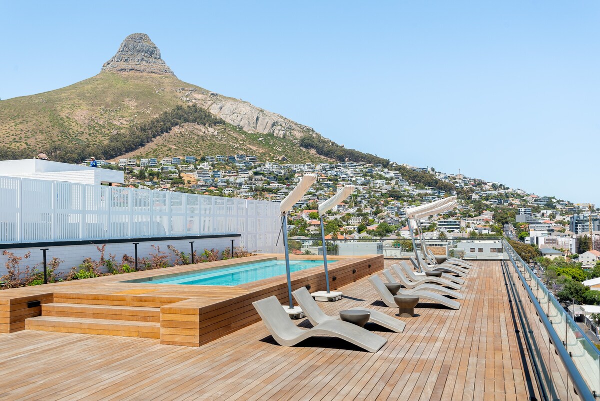 Sea Point Bliss With A Lion's Head View | Pool