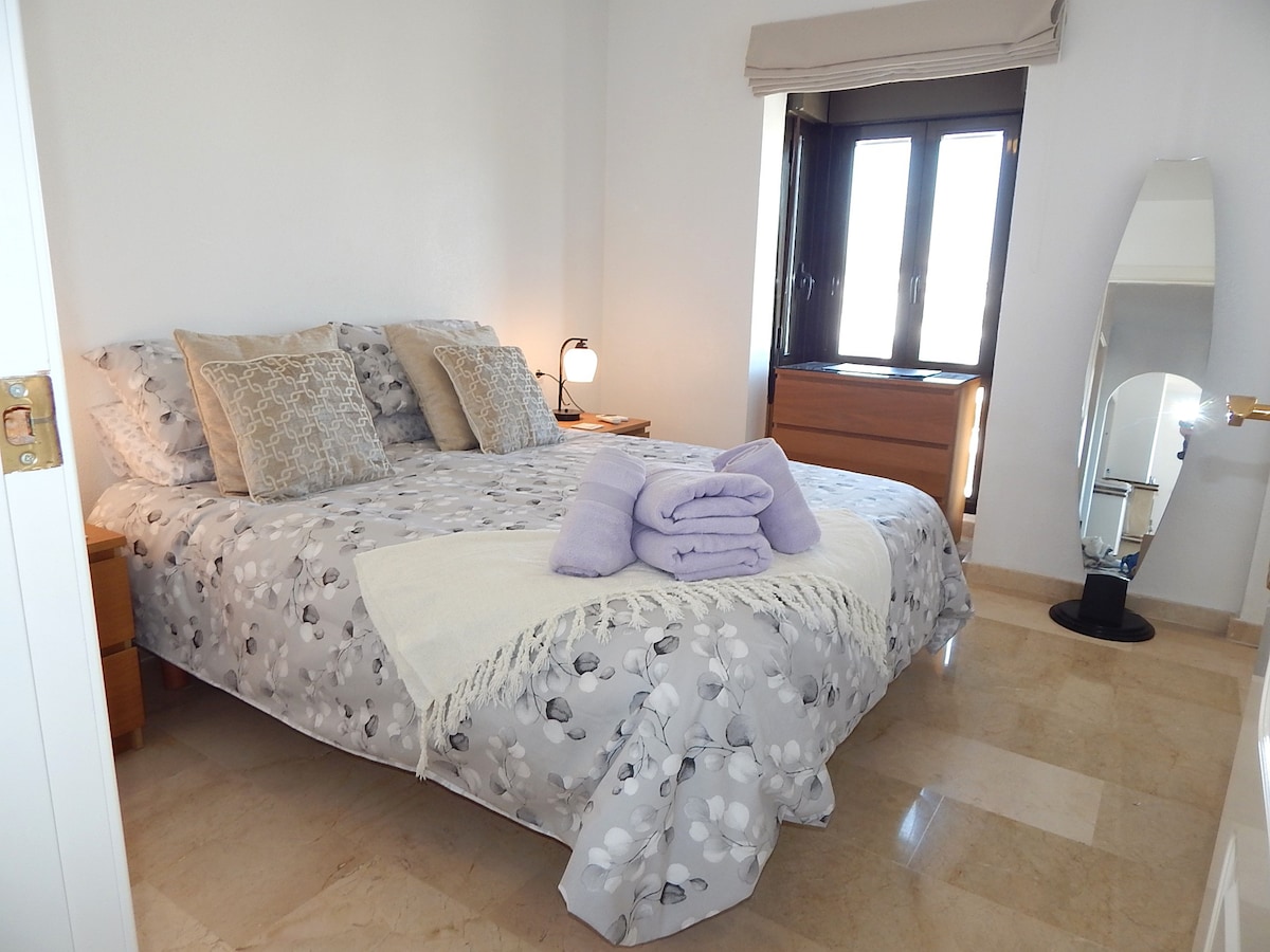 Stylish and spacious 3 Bed apartment Villamartin