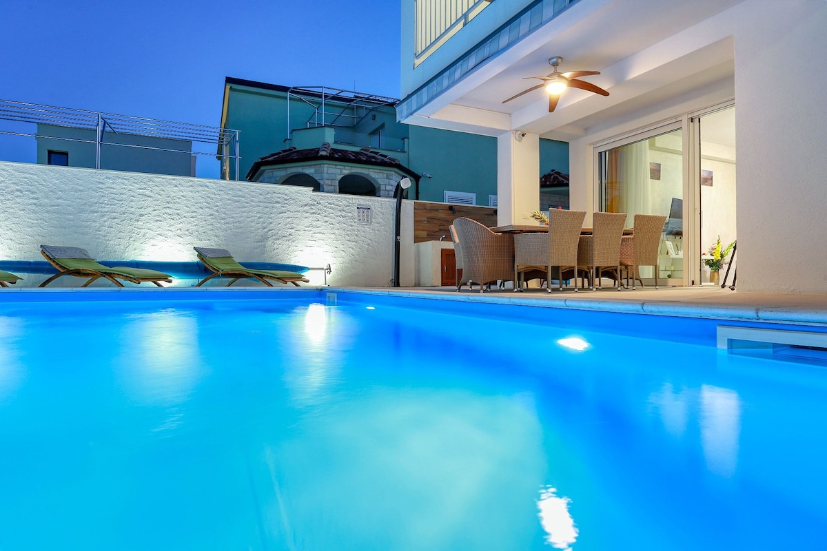 Villa Niko with heated pool & sauna