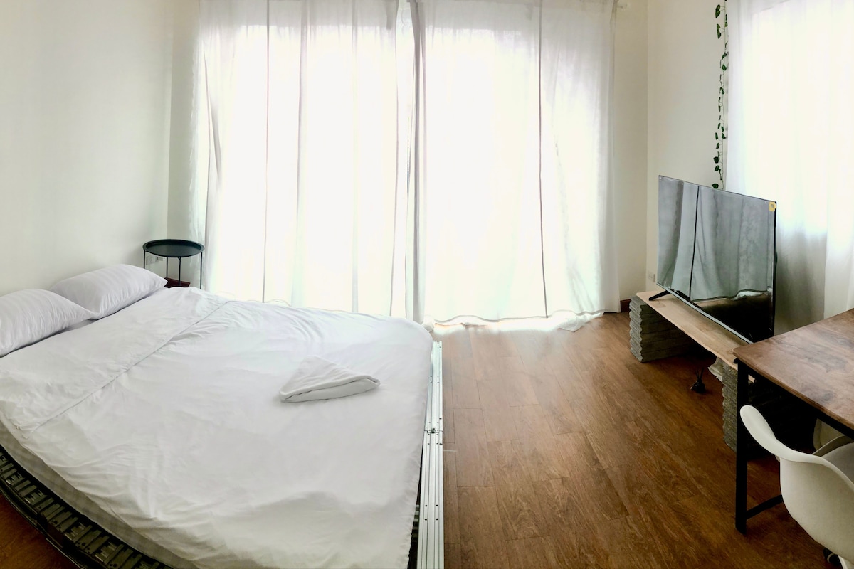 The Apartium - Deluxe Double Room Near Trains