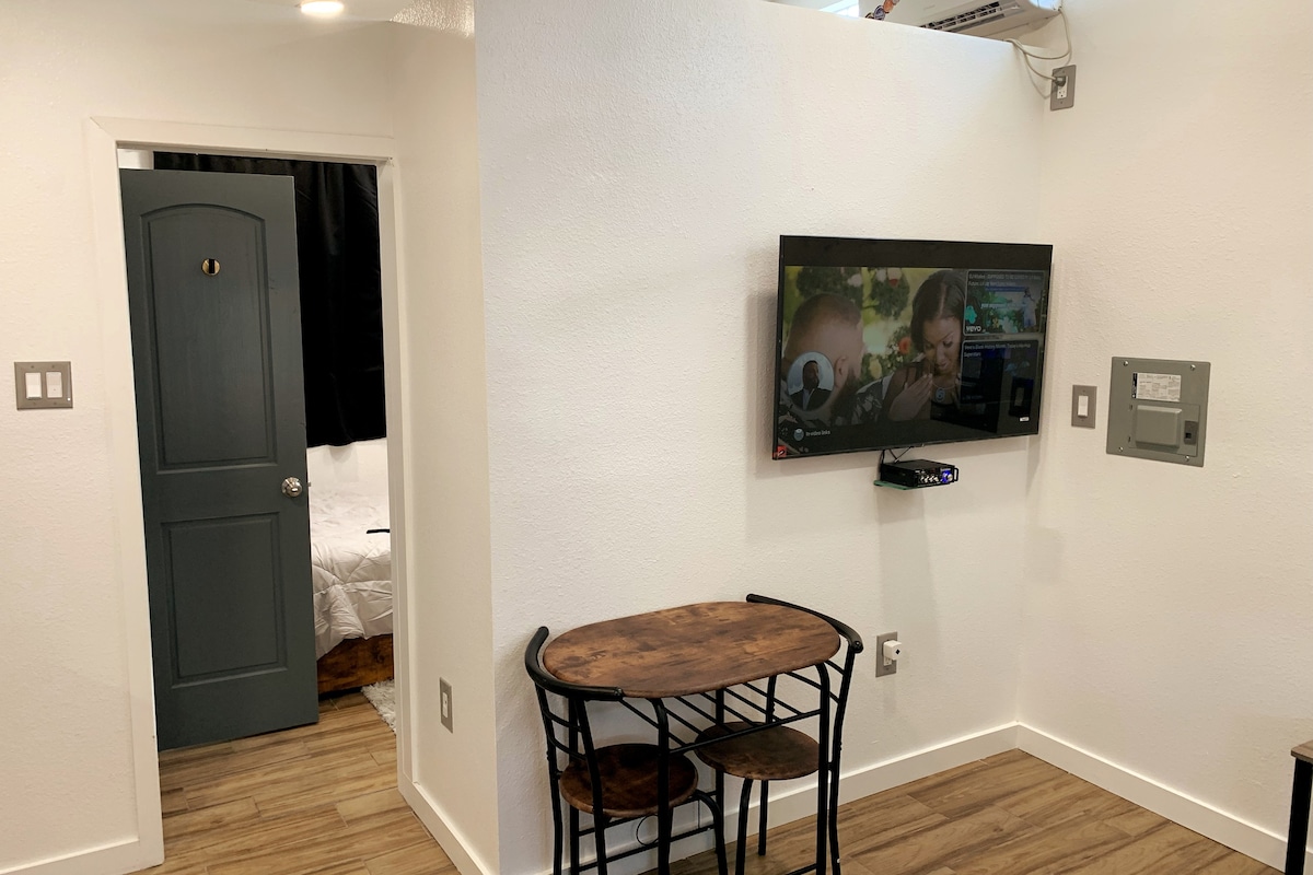 Furnished Suite Near Downtown Ideal for Long Stays