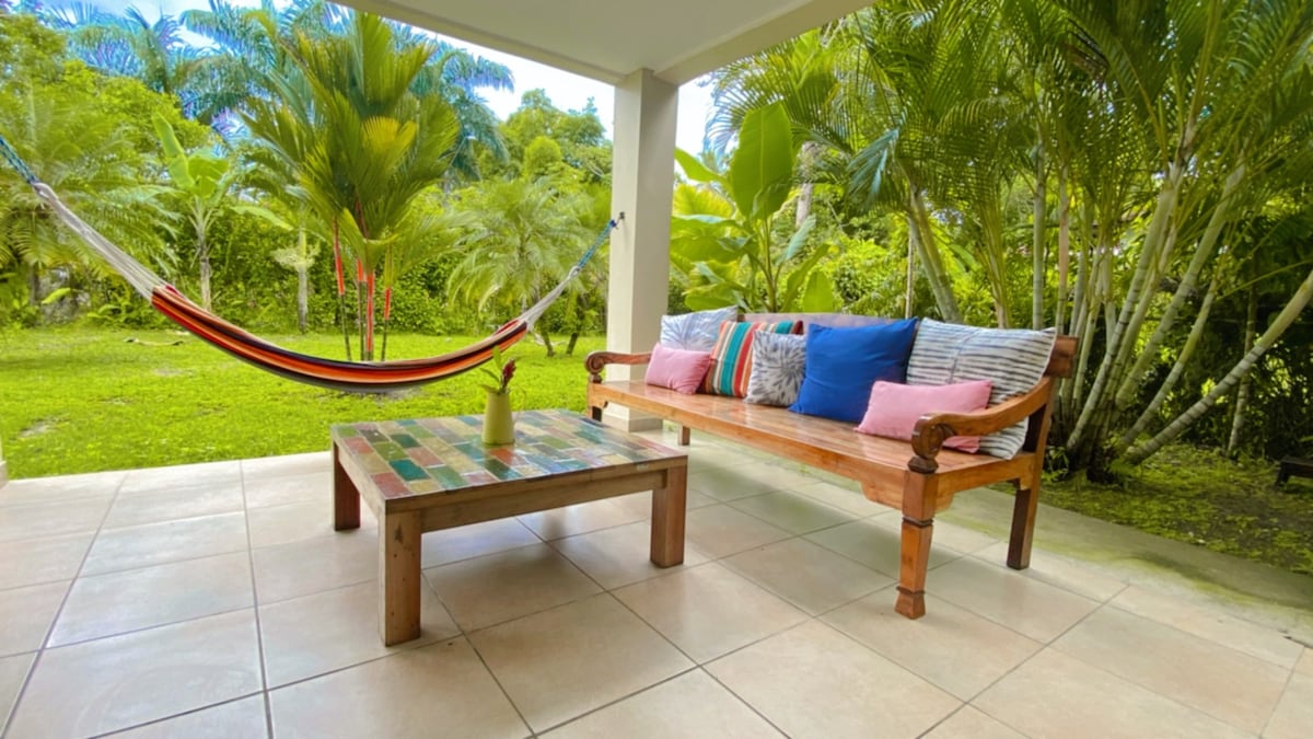 Villa avec vue sur la mer, jardin luxuriant